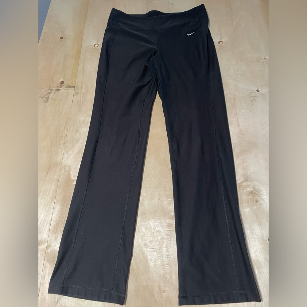 Medium Nike Flare leggings